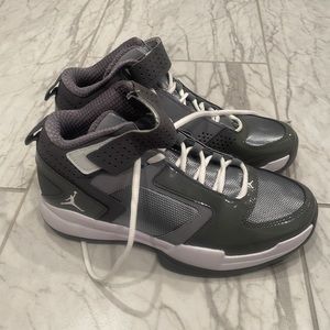 Jordan BCT Mid
Style: 454043-005
Color: Stealth/White-Light Graphite
